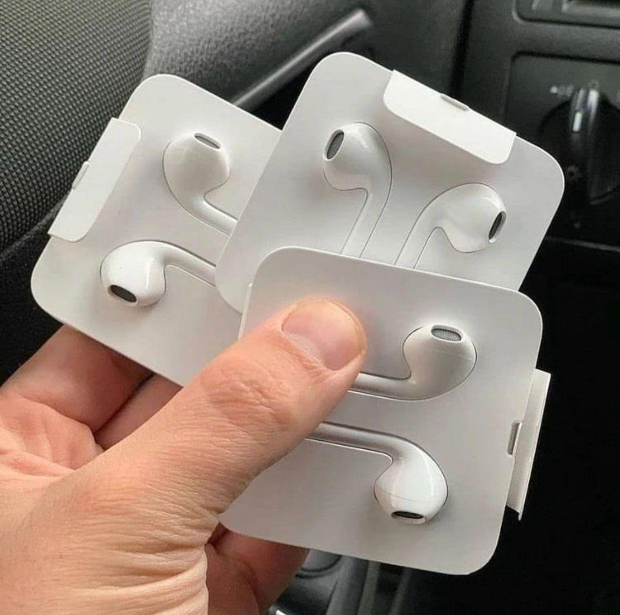Apple Lightning Earphones